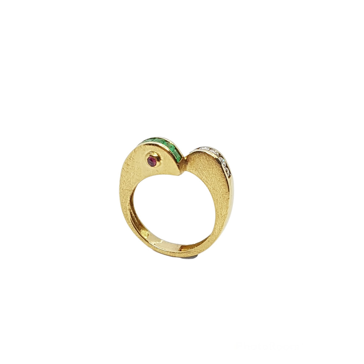 Anillo de oro amarillo con diamantes y esmeralda