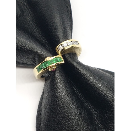 Anillo de oro amarillo con diamantes y esmeralda